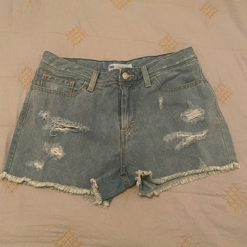 Levi’s Distressed Light Wash Cutoff Denim Jean Shorts Size 30‎